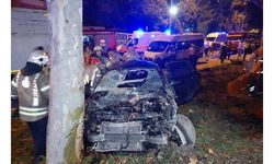 ESENLER'DE OTOMOBİL AĞAÇLIK ALANA UÇTU; 5 ÖLÜ, 1 YARALI