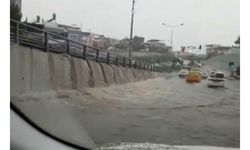 İzmir'de sağanak; dere taştı, yollar göle döndü 
