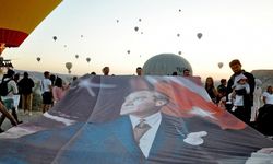 Kapadokya'da balonlar, Türk bayrakları ve Atatürk posterleriyle havalandı