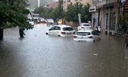 Maltepe'de göle dönen yollarda araçlar mahsur kaldı