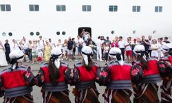 Trabzon’da kruvaziyer yolcularına horonlu karşılama