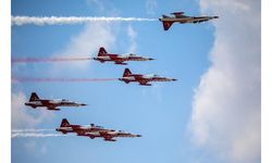 Türk Yıldızları'ndan 'Büyük Taarruz' uçuşu 