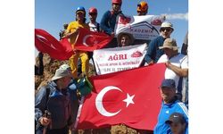 Tendürek Dağı'nın zirvesinde Türk bayrağı açıp, İstiklal Marşı okudular
