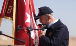 Bakan Akar, 8'nci Hudut Alay Komutanlığı'nda sancak teslim etti