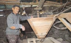Dedelerinden kalma 300 yıllık su değirmeninde buğday öğütüyor
