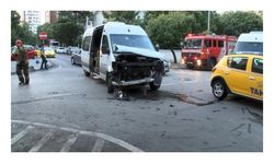 Kadıköy’de işçileri taşıyan iki servis minibüsü çarpıştı; 1 yaralı 