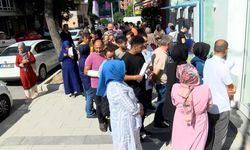 Sosyal konut başvuruları başladı, bankalar önünde uzun kuyruklar oluştu