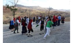 ABD'li ve Yeni Zelandalı turistler, 'Nuh’un Gemisi’nde halay çekti