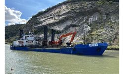 Bartın Irmağı dibinden toprak yığınları temizleniyor 