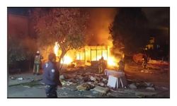 Çekmeköy'de gecekondu alev alev yandı