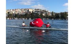 Haliç'te bayrak açan kürekçiler, Cumhuriyet'in 99. yılını kutladı