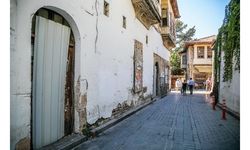 Kaleiçi'nin yazı tahtasına dönen duvarları temizlendi