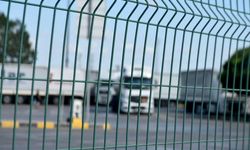 Kapıkule'de göçmenlerin TIR'lara kaçak binişlerine 'dikenli tel' engeli