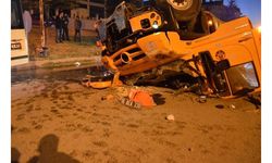 Karayolları'na ait kamyon ile minibüs çarpıştı; 1 ölü, 1 yaralı