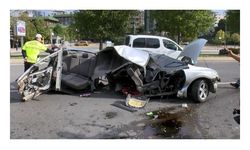 Kartal’da refüjdeki ağaca çarpan otomobil ikiye bölündü