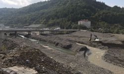Kastamonu'da taşan Ezine Çayı kenarında okul projesine tepki
