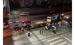 Kontrolden çıkan otomobil durağa daldı: 1 ölü, 2 yaralı