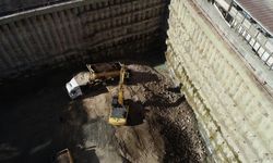Küçükçekmece'de çöken istinat duvarına dolgu çalışması devam ediyor