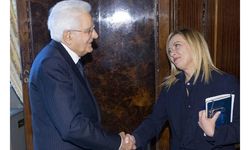 Meloni, İtalya’nın ilk kadın Başbakanı olmak için hükümeti kurma görevini aldı