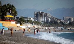 Antalya'da tatilciler denize girip güneşlendi