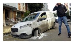 Avcılar'da yol çöktü, sürücü yaralandı