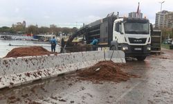 Caddebostan Sahili'ni yine kırmızı yosunlar kapladı