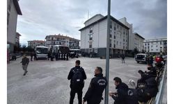 Deprem bölgesinde görevli polisler, kullandıkları eşyalar için öğrencilerden helallik istedi