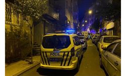 Dur ihtarına uymayan sürücü, polis memurunu kaputun üzerinde götürdü