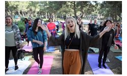 Kadınlar, ‘kahkaha yogası’ ile enerji depoladı
