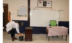Meryem öğretmen, 'Öğrencileri üşümesin' diye odun kırıp, soba yakıyor