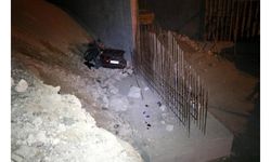Otomobil, 6 metre yükseklikten uçup köprü ayağına çarptı; 4 ölü
