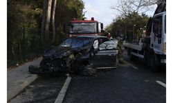 Sarıyer'de refüje çıkan otomobil ağacı devirip yola savruldu: 3 yaralı