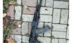 Suç örgütü üyelerine operasyonda Kalaşnikof tüfekler ele geçirildi