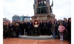 Taksim'de öğretmenler günü için tören