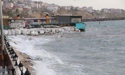 Tekirdağ'da lodos; balıkçılar avlanamadı, gemiler demirlendi