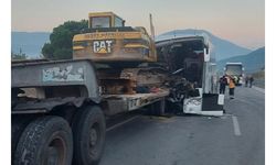Tur otobüsü, çekiciyle taşınan iş makinesine çarptı; 1 ölü, 10 yaralı