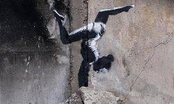 Ünlü duvar ressamı Banksy’nin son eseri, Ukrayna’da bombalanan bir binada ortaya çıktı