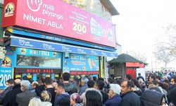 200 milyon liralık büyük ikramiye için Eminönü’nde bilet kuyruğu 