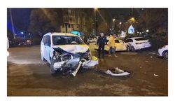 Ataşehir'de iki otomobil çarpıştı: 3 yaralı