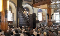 Cuma hutbesi: Kız çocuklarını evliliğe zorlamak büyük günahtır