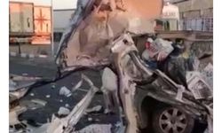 Hafif ticari araç, TIR'a arkadan çarptı: Sürücü yaralı, eşi öldü
