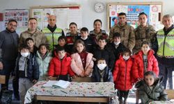 Jandarma çocuklara bot ve mont hediye etti