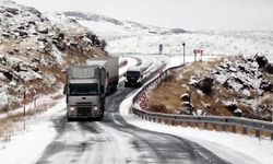 Kars'ta kar, tipi ve buzlanma; TIR'lar yolda kaldı