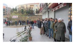Nöbetçi eczane önünde uzun sıralar oluştu
