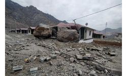 Yeni Yusufeli'nde kontrollü patlatmada kaya düşen 2 ev hasar gördü