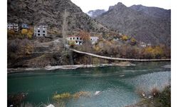 Yusufeli'de su yüksekliği 46 metreye ulaştı; asma köprü tarih oldu