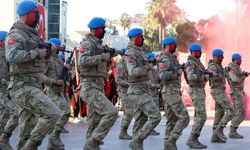 Adana’nın kurtuluş gününde jandarma komandolardan gösteri