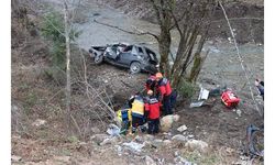 Bolu'da takla atarak dere yatağına devrilen otomobildeki 5 kişi yaralandı