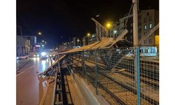 Bursa'da etkili olan lodos nedeniyle uçan çatı metro güzergahına düştü