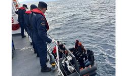 Çanakkale açıklarında 12 düzensiz göçmen kurtarıldı